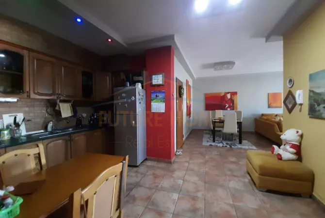 Shtepi ne shitje Apartament ne Tirane, 3+1, Mobilimi E mobiluar, Pagesa 170,000  Euro.