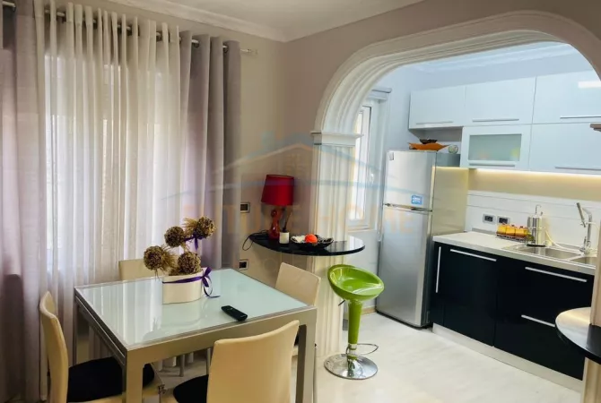 Shtepi me qera Apartament ne Tirane, 2+1, Mobilimi E mobiluar, Pagesa 1,000  Euro.