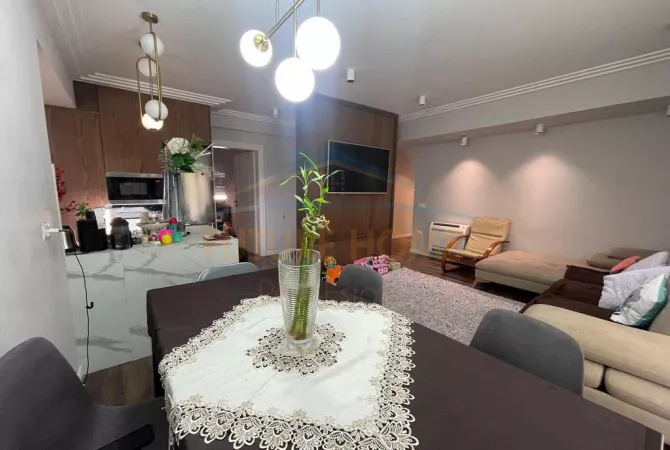 Shtepi ne shitje Apartament ne Tirane, 3+1, Mobilimi E mobiluar, Pagesa 250,000  Euro.