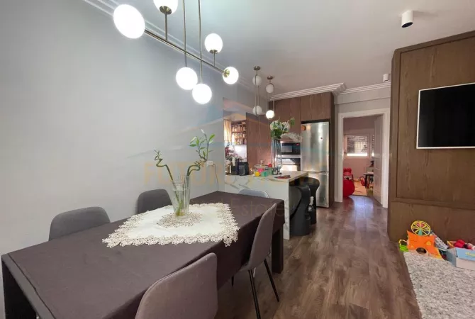 Shtepi ne shitje Apartament ne Tirane, 3+1, Mobilimi E mobiluar, Pagesa 250,000  Euro.