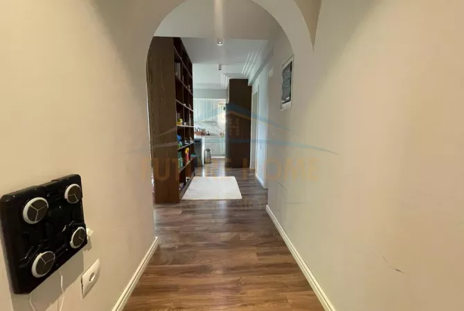 Shtepi ne shitje Apartament ne Tirane, 3+1, Mobilimi E mobiluar, Pagesa 250,000  Euro.