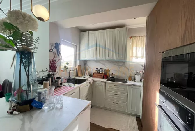Shtepi ne shitje Apartament ne Tirane, 3+1, Mobilimi E mobiluar, Pagesa 250,000  Euro.