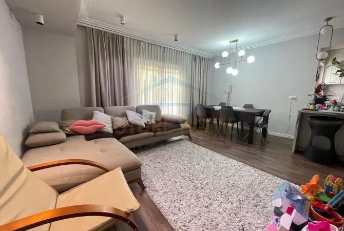 Shtepi ne shitje Apartament ne Tirane, 3+1, Mobilimi E mobiluar, Pagesa 250,000  Euro.