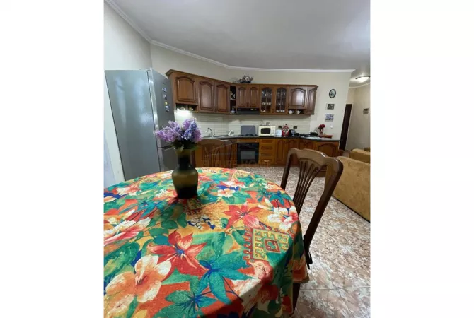 Shtepi ne shitje Apartament ne Tirane, 2+1, Mobilimi E mobiluar, Pagesa 160,000  Euro.