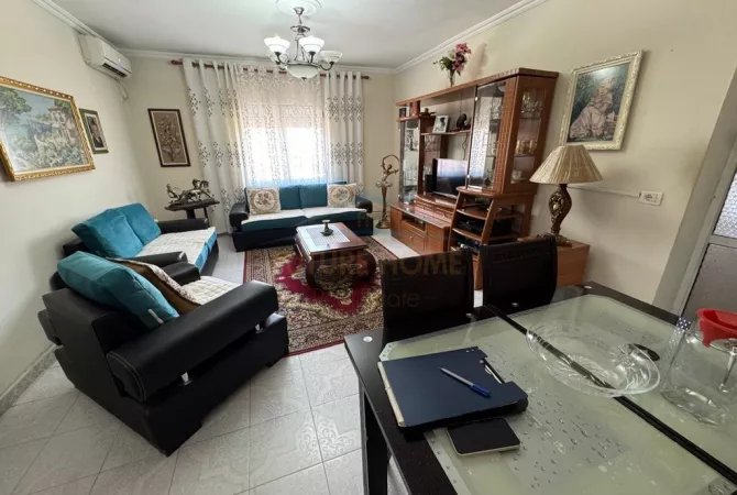 Shtepi ne shitje Apartament ne Tirane, 2+1, Mobilimi E mobiluar, Pagesa 135,000  Euro.