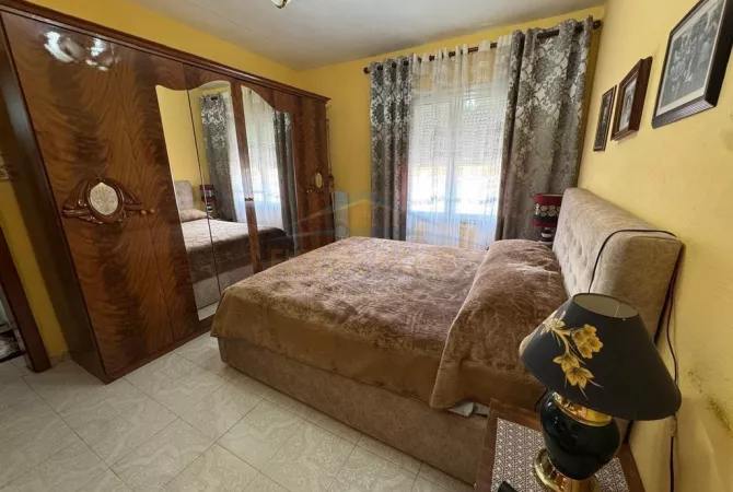 Shtepi ne shitje Apartament ne Tirane, 2+1, Mobilimi E mobiluar, Pagesa 135,000  Euro.