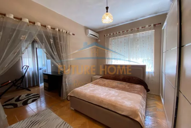 Shtepi ne shitje Apartament ne Tirane, 2+1, Mobilimi E mobiluar, Pagesa 195,000  Euro.