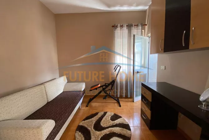 Shtepi ne shitje Apartament ne Tirane, 2+1, Mobilimi E mobiluar, Pagesa 195,000  Euro.