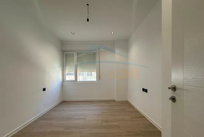 Shtepi ne shitje Apartament ne Tirane, 2+1, Mobilimi Bosh, pa mobiluar, Pagesa 130,000  Euro.