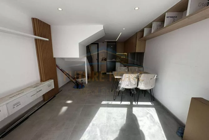 Shtepi ne shitje Duplex(shtepi me 2 kate) ne Tirane, 1+1, Mobilimi Pjeserisht e mobiluar, Pagesa 95,000  Euro.