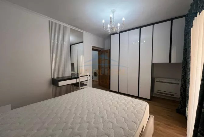 Shtepi me qera Apartament ne Tirane, 3+1, Mobilimi E mobiluar, Pagesa 900  Euro.