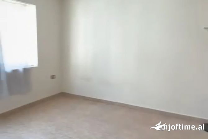 Shtepi ne shitje Apartament ne Tirane, 2+1, Mobilimi Bosh, pa mobiluar, Pagesa 90,000  Euro.