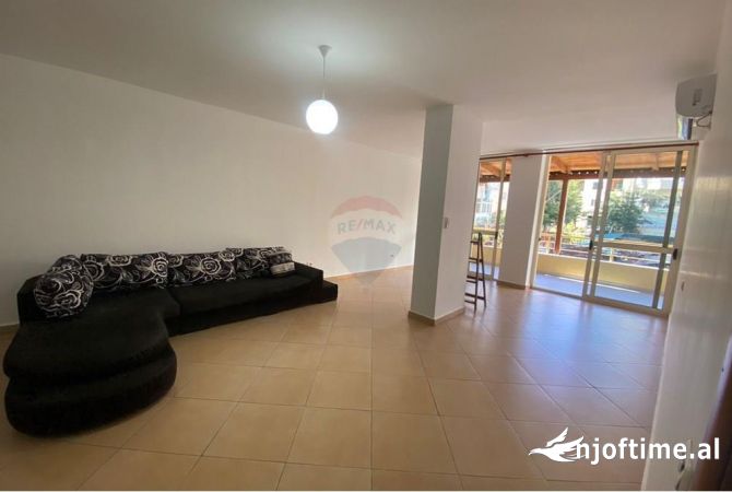 Ambient biznesi me qera 3+1 ne Tirane - 650 Euro