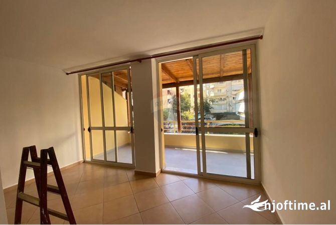 Ambient biznesi me qera 3+1 ne Tirane - 650 Euro