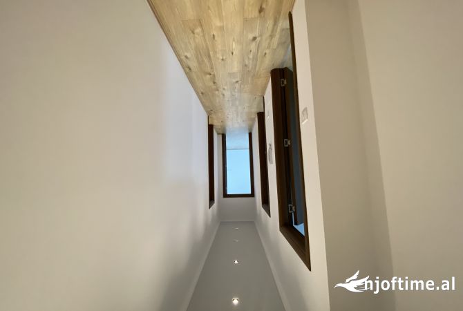 Jepet ambinet me qira  prane Square 21