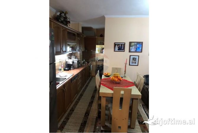 Shtepi ne shitje Apartament ne Tirane, 3+1, Mobilimi E mobiluar, Pagesa 165,000  Euro.