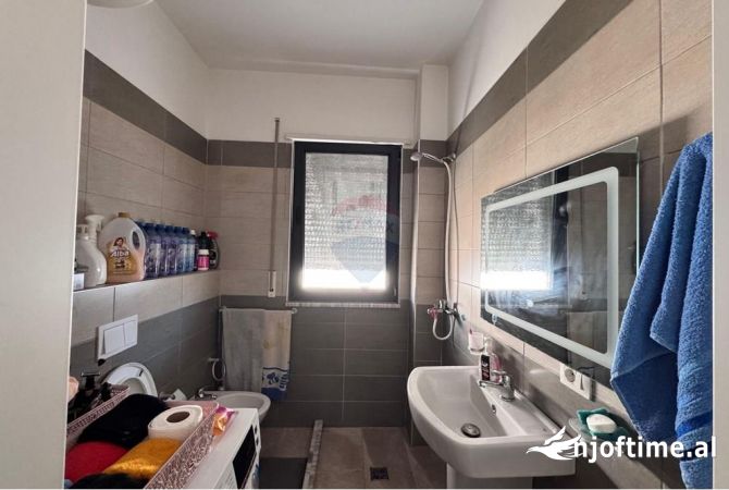 Shtepi ne shitje Apartament ne Tirane, 2+1, Mobilimi E mobiluar, Pagesa 198,000  Euro.