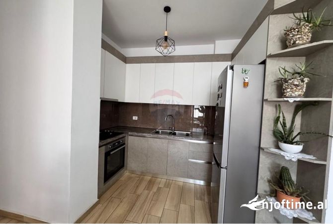 Shtepi ne shitje Apartament ne Tirane, 2+1, Mobilimi E mobiluar, Pagesa 198,000  Euro.