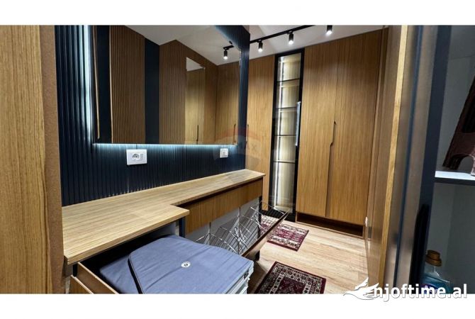 Shtepi me qera Apartament ne Tirane, 3+1, Mobilimi E mobiluar, Pagesa 1,000  Euro.