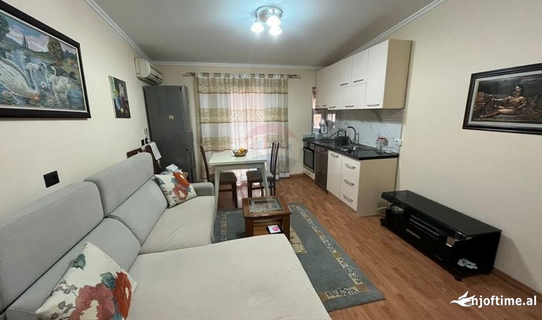 Shtepi me qera Apartament ne Tirane, 2+1, Mobilimi E mobiluar, Pagesa 800  Euro.