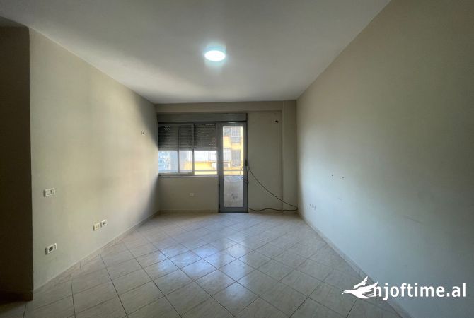 Ambient biznesi me qera 3+1 ne Tirane - 400 Euro