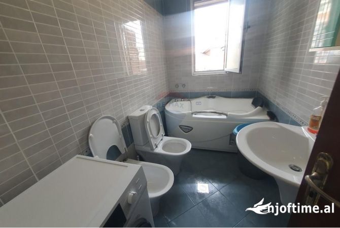 Shtepi me qera Apartament ne Tirane, 3+1, Mobilimi E mobiluar, Pagesa 550  Euro.