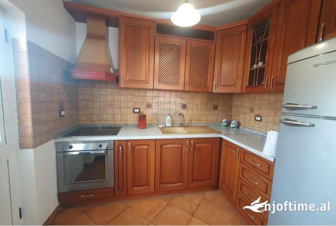 Shtepi me qera Apartament ne Tirane, 3+1, Mobilimi E mobiluar, Pagesa 550  Euro.