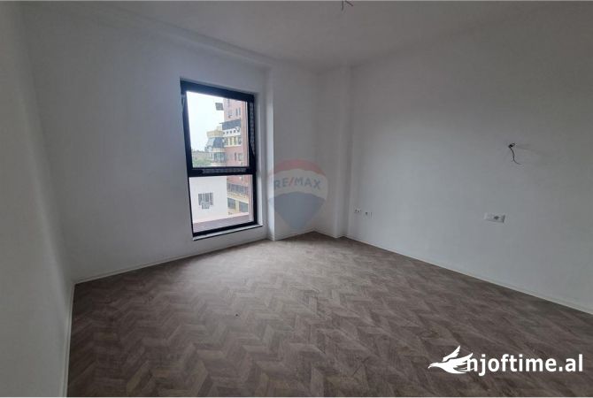 Ambient biznesi me qera 2+1 ne Tirane - 1,200 Euro