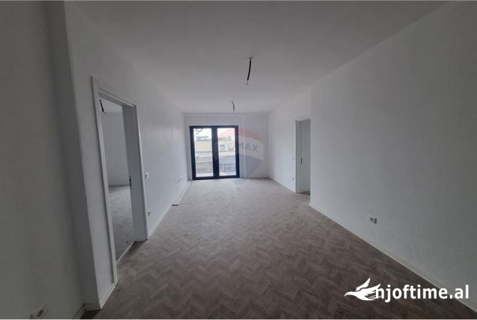 Ambient biznesi me qera 2+1 ne Tirane - 1,200 Euro