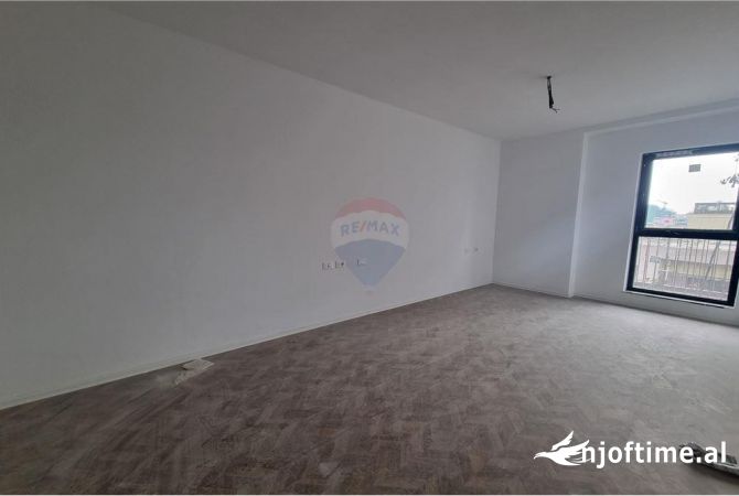 Ambient biznesi me qera 2+1 ne Tirane - 1,200 Euro