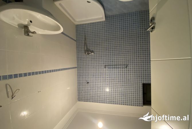 Shtepi ne shitje Apartament ne Tirane, 2+1, Mobilimi E mobiluar, Pagesa 140,000  Euro.