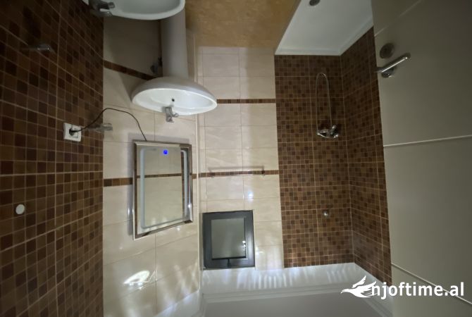 Shtepi ne shitje Apartament ne Tirane, 2+1, Mobilimi E mobiluar, Pagesa 140,000  Euro.