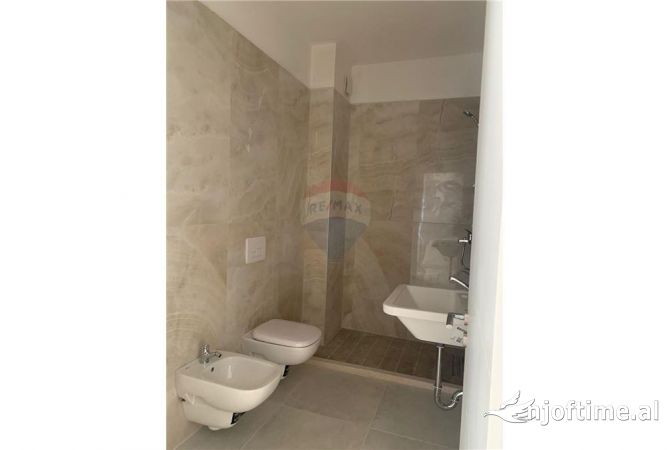 Ambient biznesi me qera 3+1 ne Tirane - 650 Euro