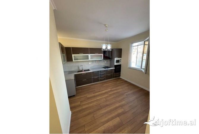 Shtepi ne shitje Apartament ne Tirane, 2+1, Mobilimi E mobiluar, Pagesa 265,000  Euro.