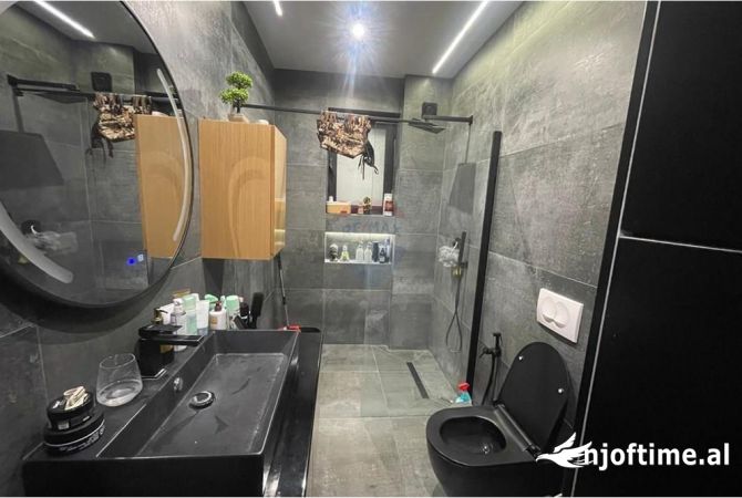 Shtepi ne shitje Apartament ne Tirane, 2+1, Mobilimi E mobiluar, Pagesa 150,000  Euro.