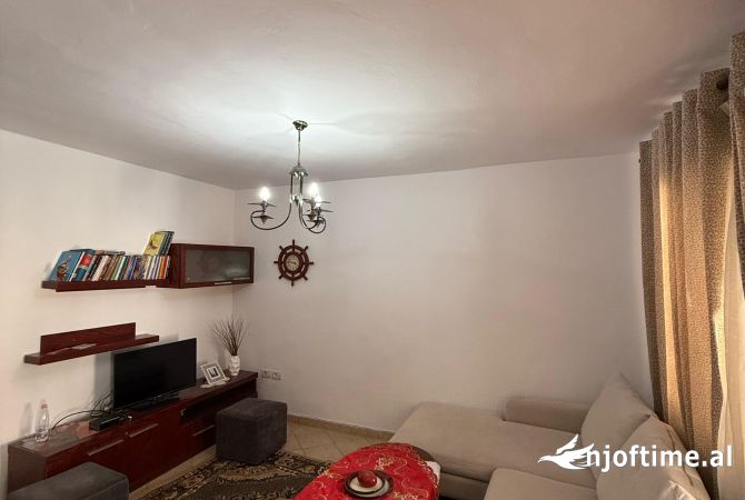 Jepet 2+1 me qira prane liceut artistik