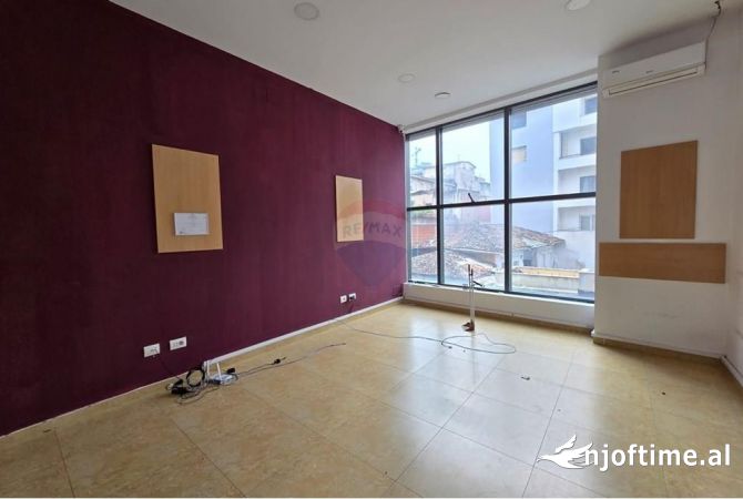 Ambient biznesi me qera 3+1 ne Tirane - 470 Euro