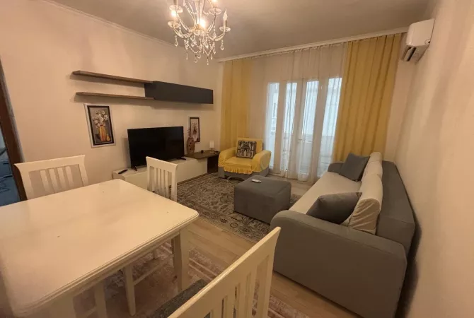 Shtepi me qera Apartament ne Tirane, 3+1, Mobilimi E mobiluar, Pagesa 750  Euro.