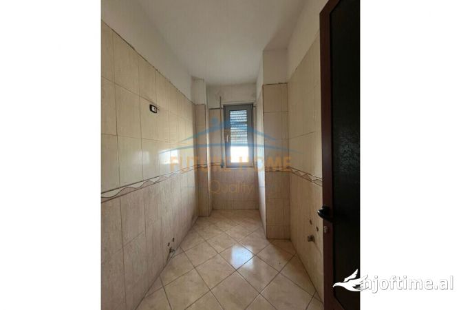 Shtepi ne shitje Apartament ne Durres, 1+1, Mobilimi Bosh, pa mobiluar, Pagesa 850,000  Euro.