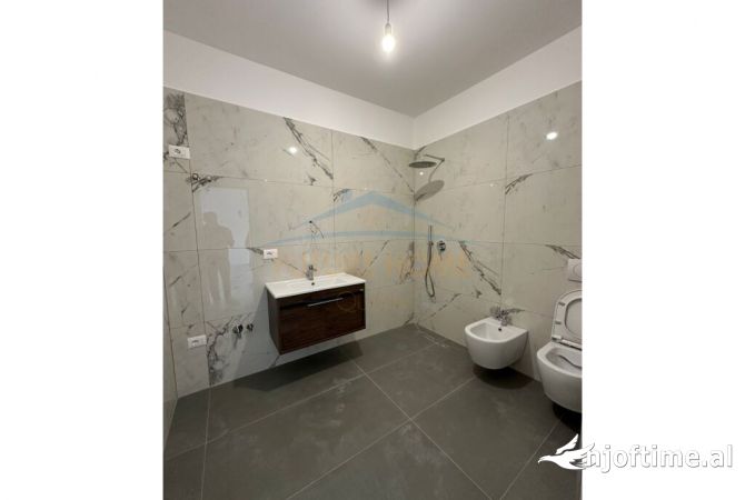 Shtepi ne shitje Apartament ne Durres, 1+1, Mobilimi Bosh, pa mobiluar, Pagesa 121,000  Euro.