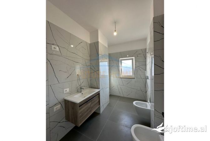 Shtepi ne shitje Apartament ne Durres, 1+1, Mobilimi Bosh, pa mobiluar, Pagesa 114,000  Euro.