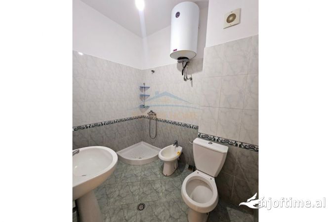 Shtepi ne shitje Apartament ne Durres, Garsoniere, Mobilimi Bosh, pa mobiluar, Pagesa 470,000  Euro.