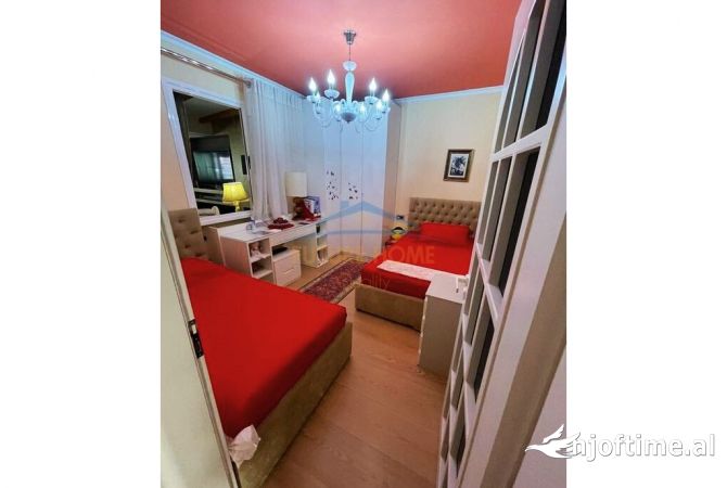 Shtepi ne shitje Apartament ne Durres, 3+1, Mobilimi E mobiluar, Pagesa 300,000  Euro.