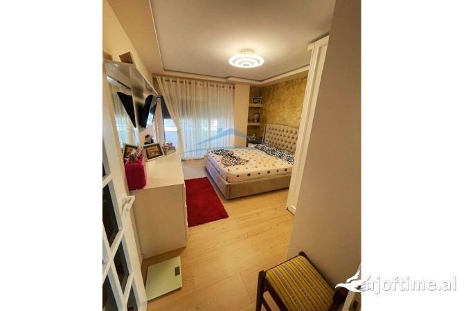 Shtepi ne shitje Apartament ne Durres, 3+1, Mobilimi E mobiluar, Pagesa 300,000  Euro.