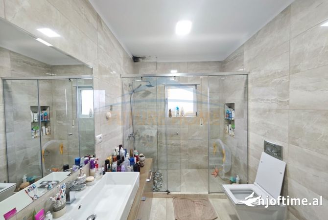 Shtepi ne shitje Apartament ne Tirane, 2+1, Mobilimi E mobiluar, Pagesa 275,000  Euro.