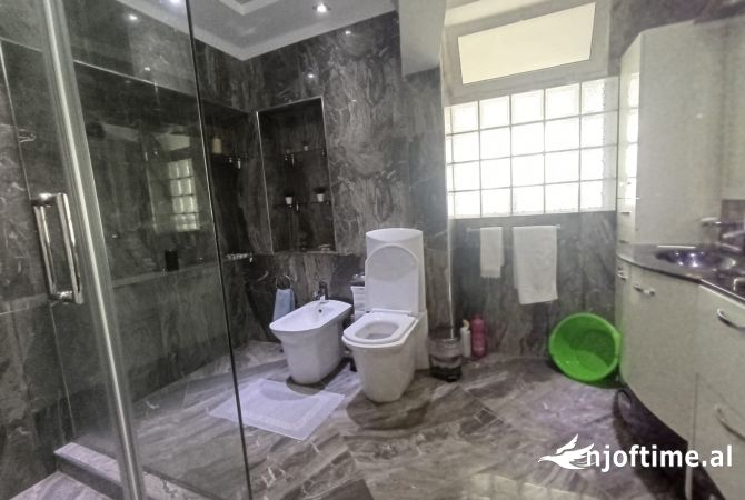 Shtepi me qera Apartament ne Tirane, 3+1, Mobilimi E mobiluar, Pagesa 700  Euro.