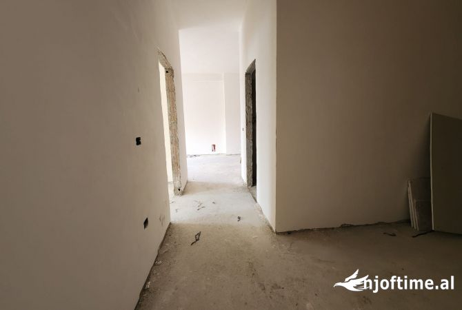 Shtepi ne shitje Apartament ne Tirane, 2+1, Mobilimi Bosh, pa mobiluar, Pagesa 190,000  Euro.