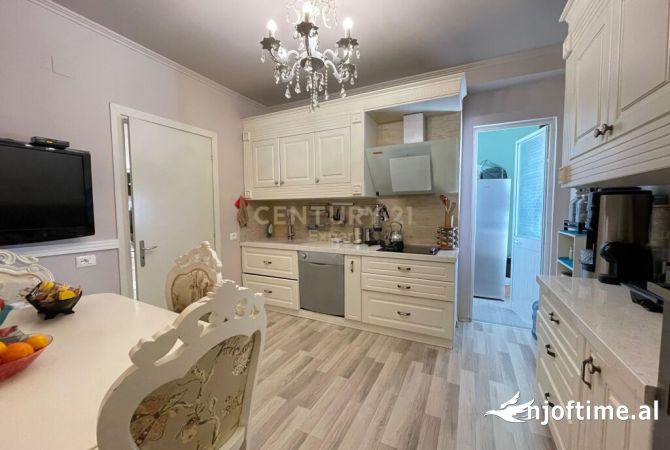Shtepi ne shitje Apartament ne Tirane, 3+1, Mobilimi E mobiluar, Pagesa 320,000  Euro.