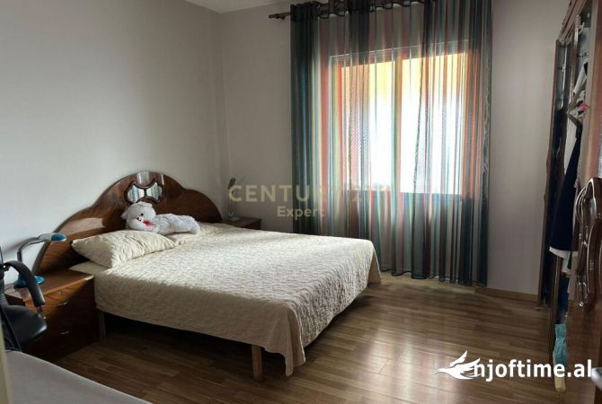 Shtepi ne shitje Apartament ne Tirane, 3+1, Mobilimi E mobiluar, Pagesa 320,000  Euro.