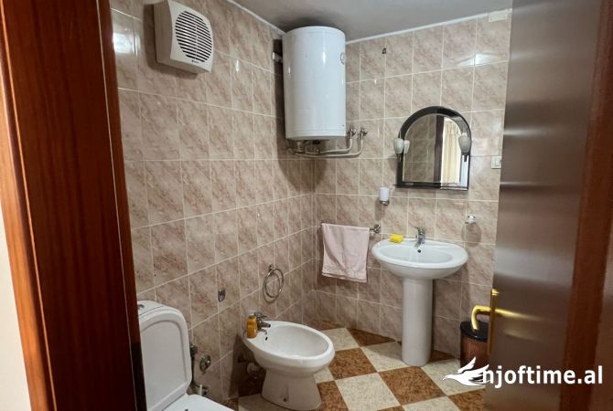 Shtepi me qera Apartament ne Tirane, 2+1, Mobilimi E mobiluar, Pagesa 550  Euro.